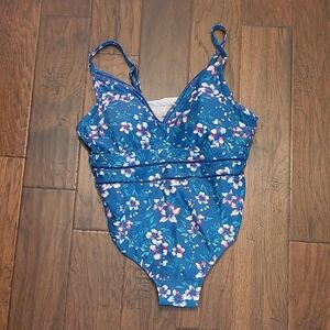 Kona Sol Women's swimsuit featuring a vibrant floral design size 18W